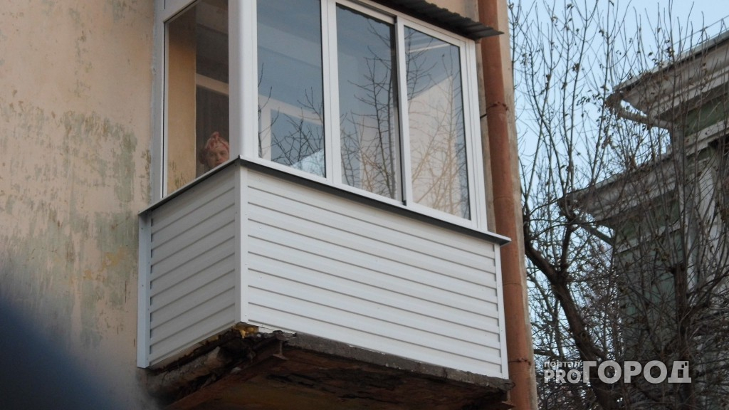 Суд разрешил взимать деньги с соседей за курение на балконах