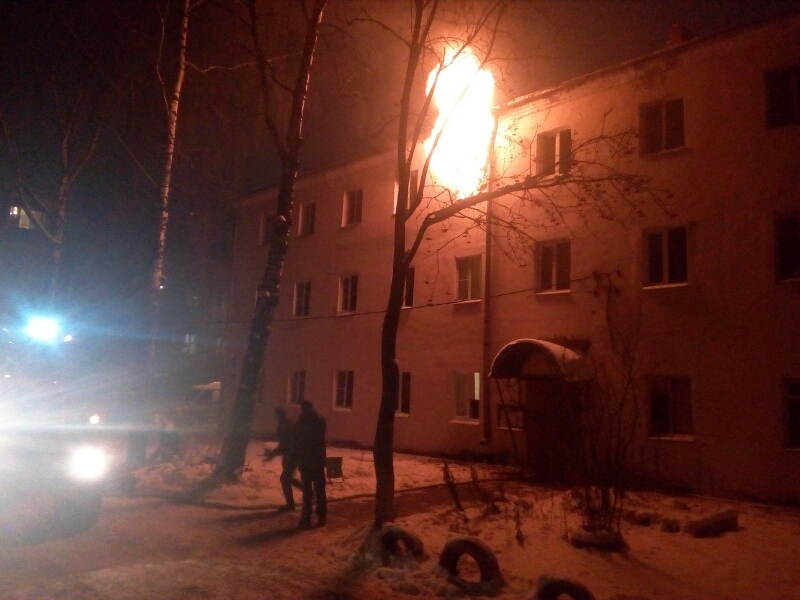 Владимирские пожарные спасли двух жильцов дома на улице Асаткина