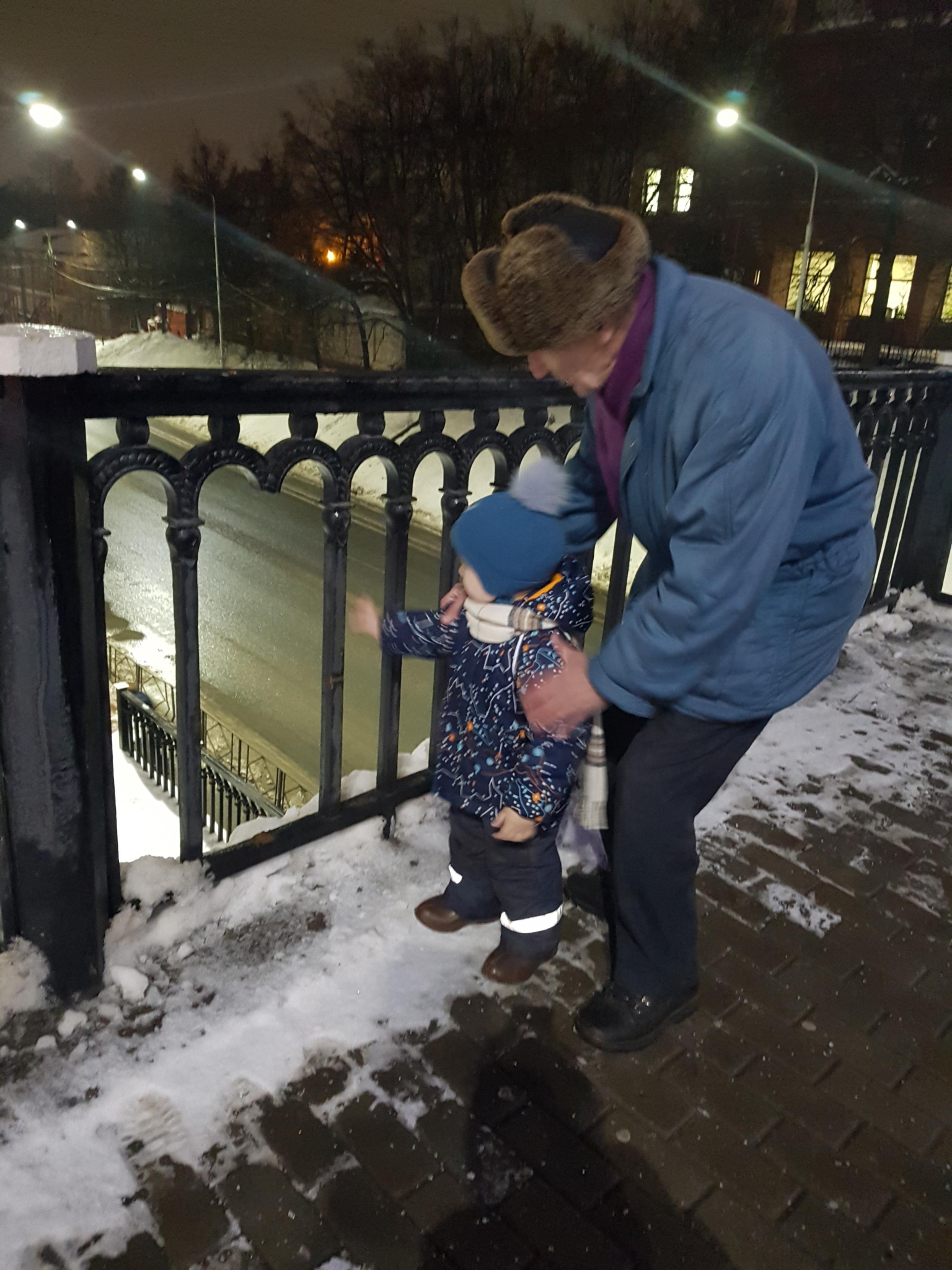 Двухлетний малыш чуть не упал с моста в центре Владимира