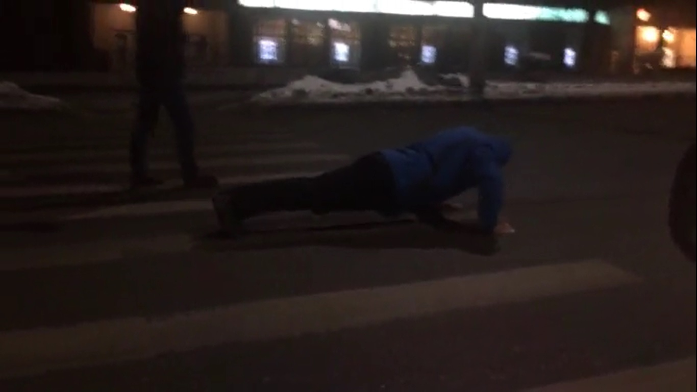В сети набирает популярность видео с владимирцем, который отжимается прямо на пешеходном переходе