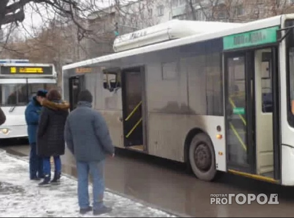 На Добросельской из-за резкого торможения автобуса пассажир сломал плечо