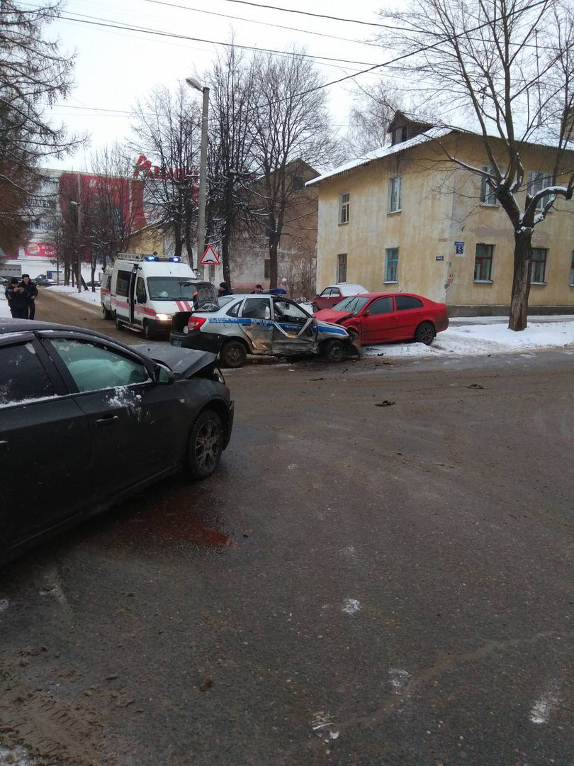 В аварии во Владимире разбились две иномарки и полицейская машина