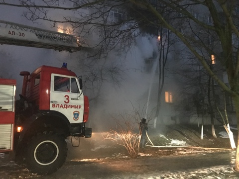 Крупный пожар произошел в одной из квартир на Добросельской