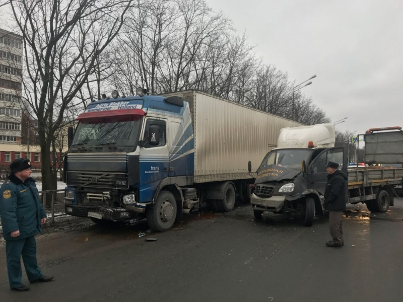 Три автомобиля не поделили дорогу на Растопчина