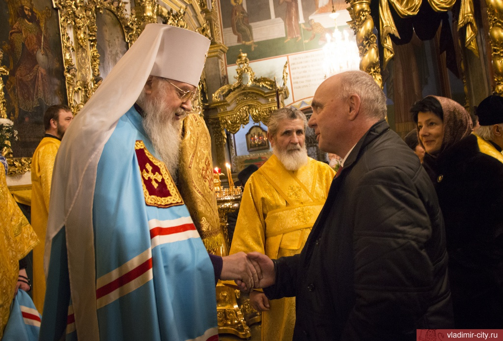 Патриарх Кирилл наградил первых лиц города