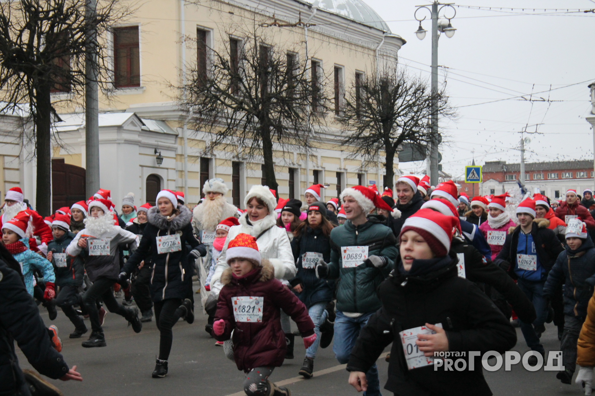 По центру Владимира пробежали, проехали и прошли 2 000 Дедов Морозов и Снегурочек