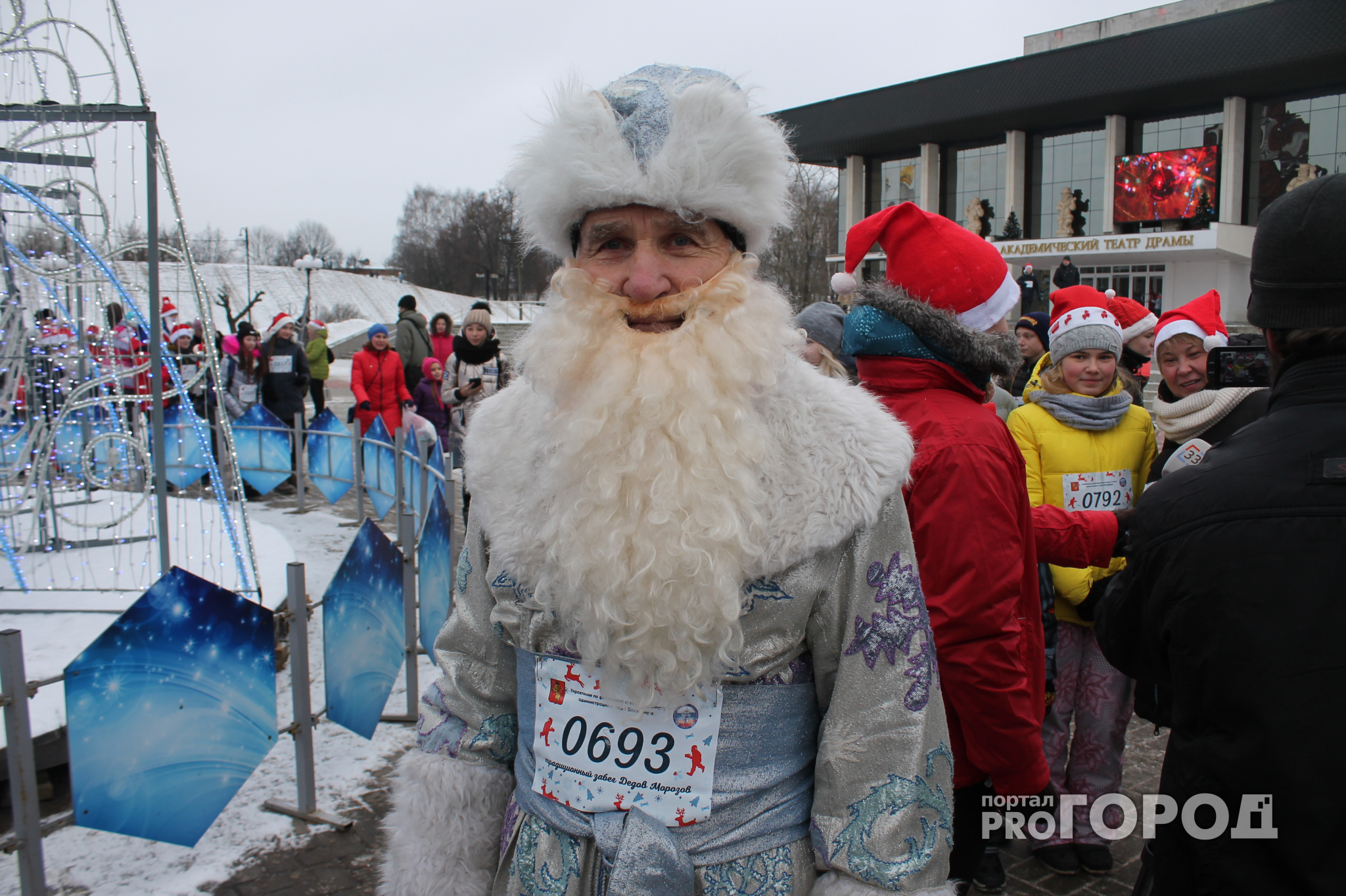 Самый старый участник забега Дедов Морозов: "Бежал седьмой раз и еще побегу!"
