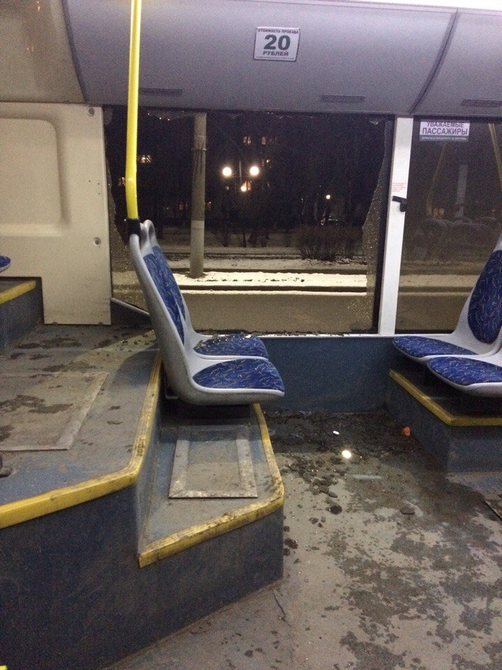 Во Владимире во время вечернего рейса у автобуса лопнуло стекло