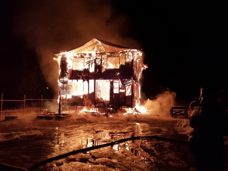 Многодетной семье, потерявшей дом при пожаре в Вяткино, требуется помощь