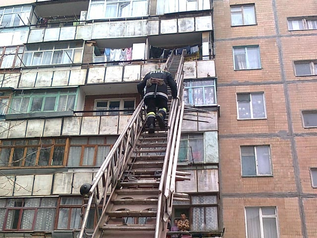 Гусевские пожарные вызволили пенсионерку через балкон