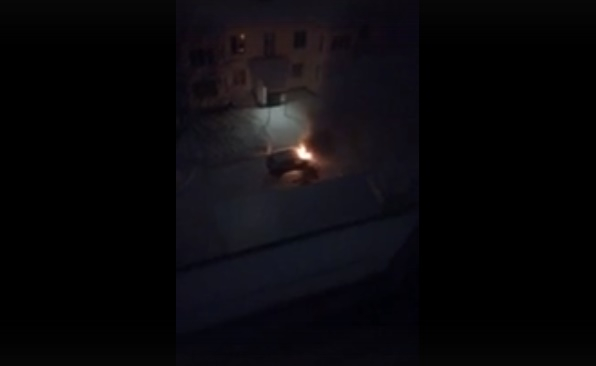 Ночью во Владимире горела дорогая иномарка (видео)