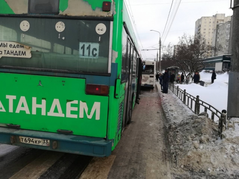 На пр-те Ленина два городских автобуса не поделили пассажиров на остановке