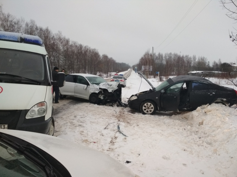 В Камешковском районе две легковушки не поделили дорогу