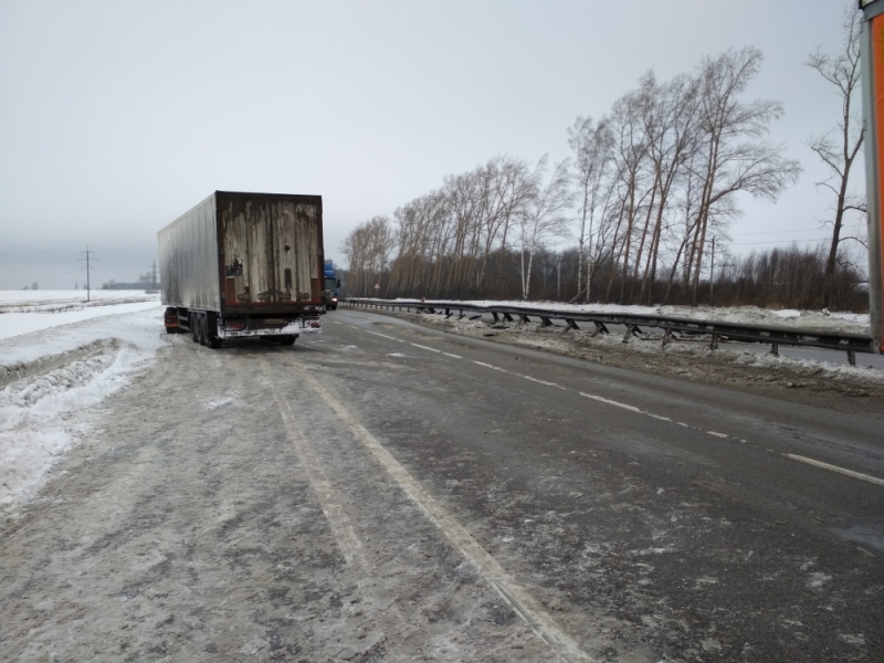 На М-7 во Владимирской области водитель фуры не справился с управлением и спровоцировал ДТП