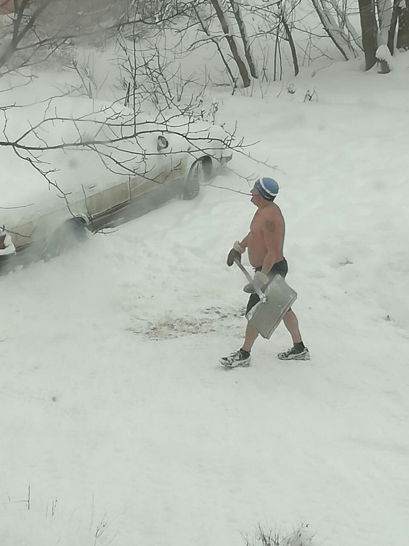 Во Владимире полуголый мужчина вышел на борьбу со снегом