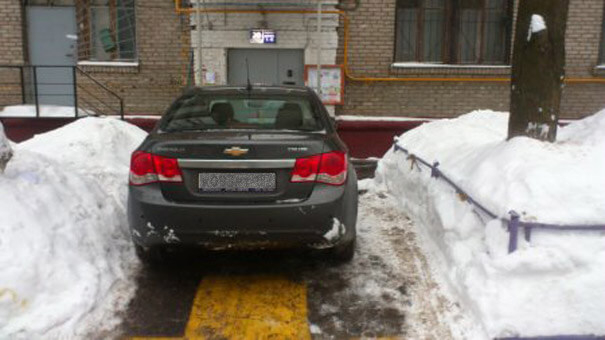 Расчищенные парковочные места стали причиной для разборок автомобилистов