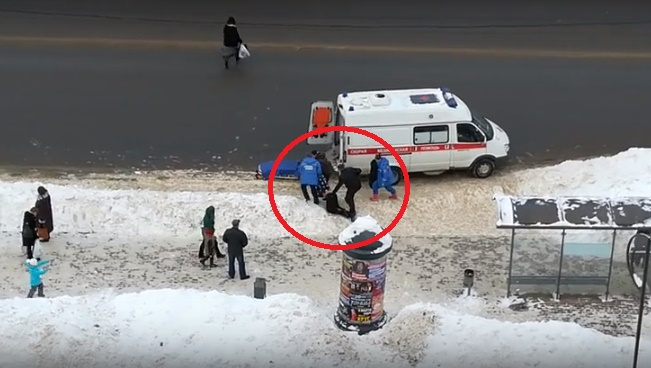 Во Владимире врачи волокли пациента по снегу  до машины "скорой" (видео)