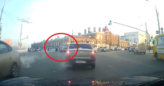 Водитель «Жигулей» чудом избежал столкновения с автобусом (видео)