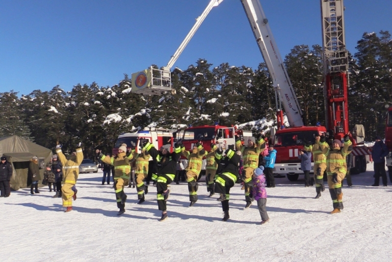 В Загородном спасатели провели флешмоб "МЧС - за здоровый образ жизни!" (фото)