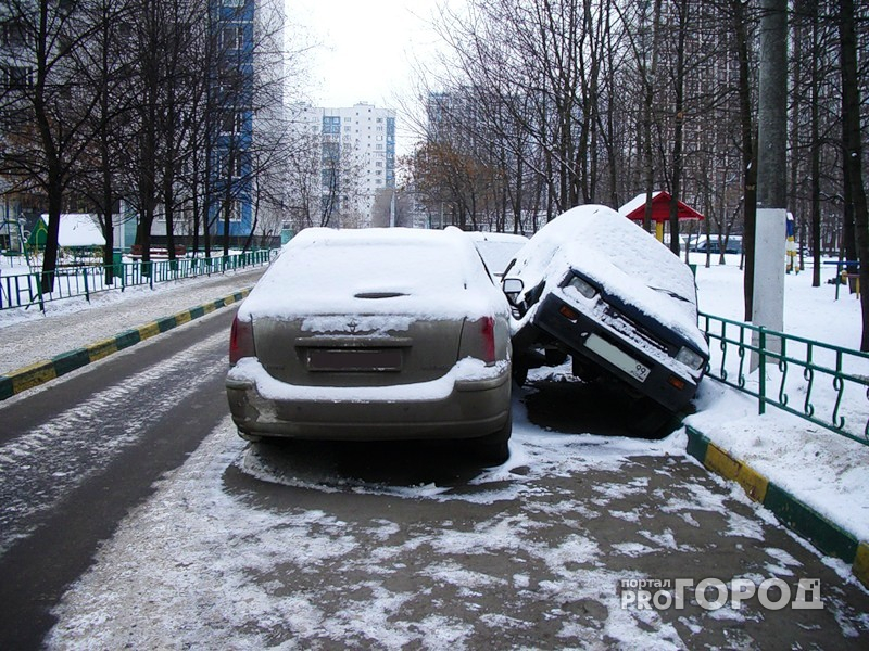 В Юрьев-Польском автомобилист разбил телефон об машину соседа в порыве гнева