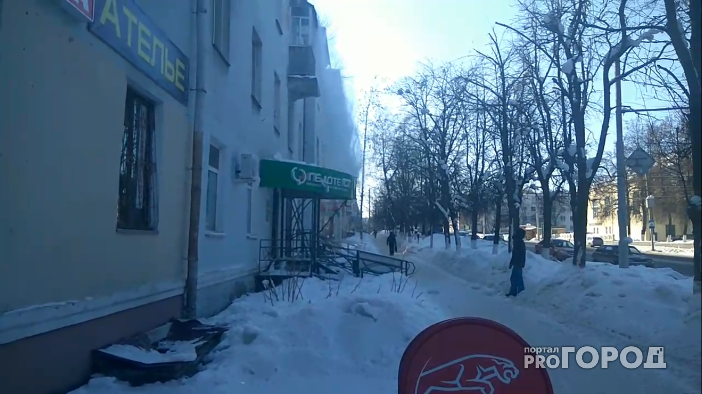 Во Владимире работники скидывают снег и лед на головы прохожих (видео)
