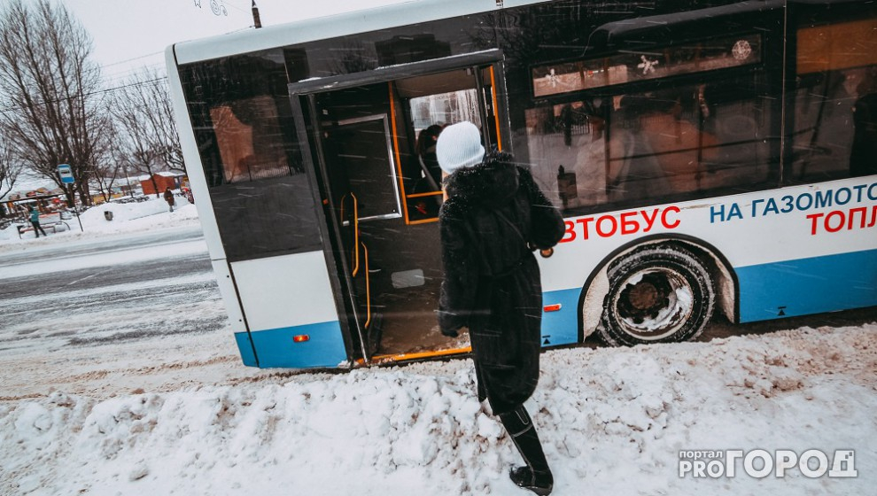 На проспекте Строителей водитель "Волгабаса" зажал руку пассажира дверьми