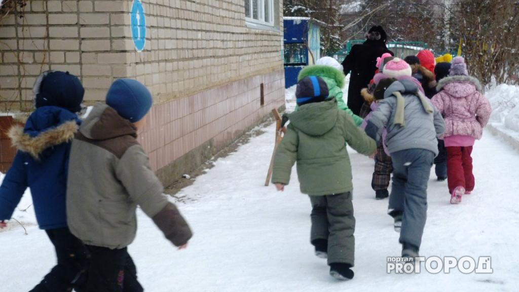 Выход детей в детском саду. Дети в детском саду зимой. Эвакуация детей в детской. Саду. Эвакуация из детсада. Эвакуация детей из школы зима.