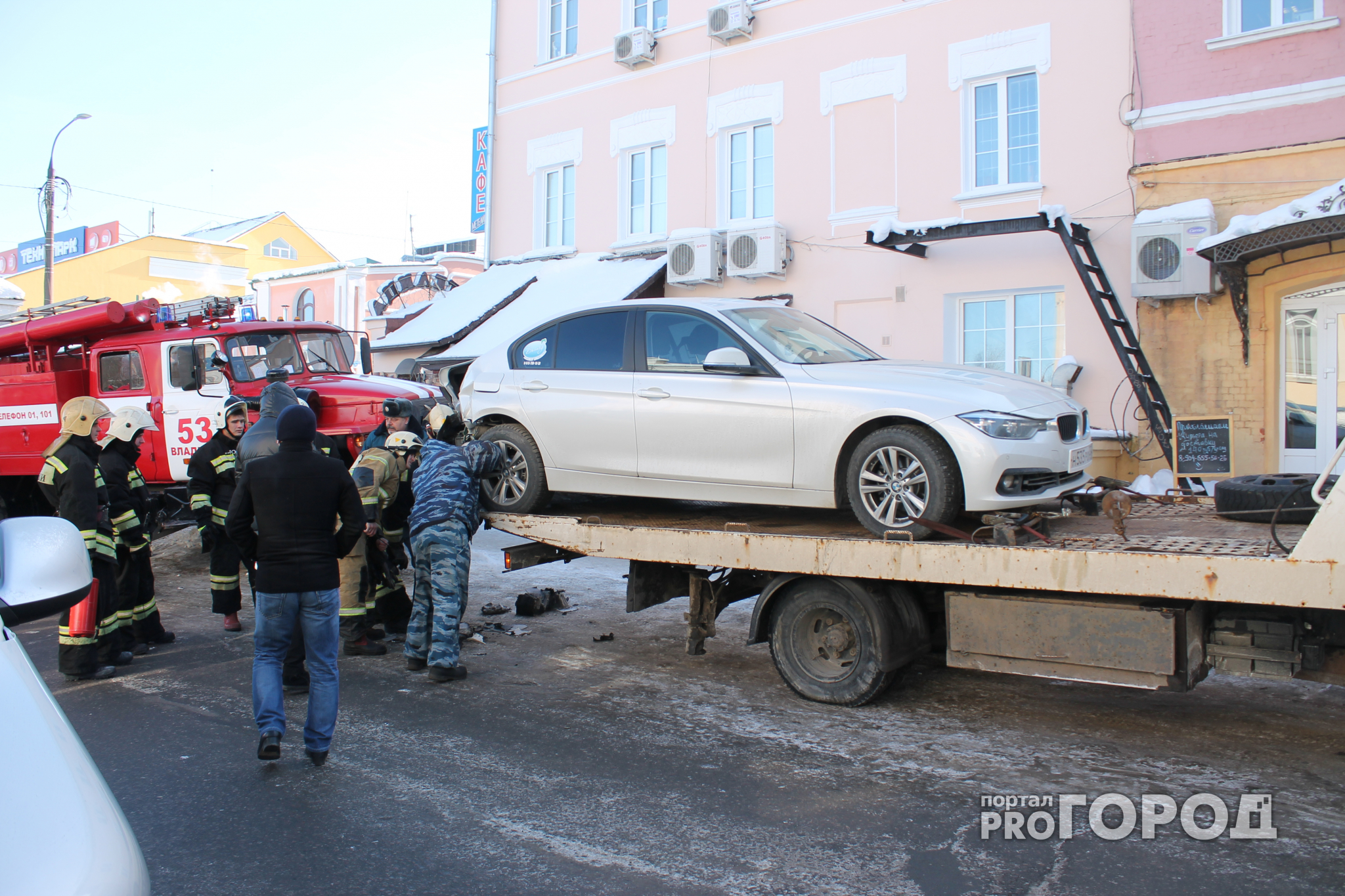 В центре Владимира после аварии начал дымиться автомобиль - март, 2018