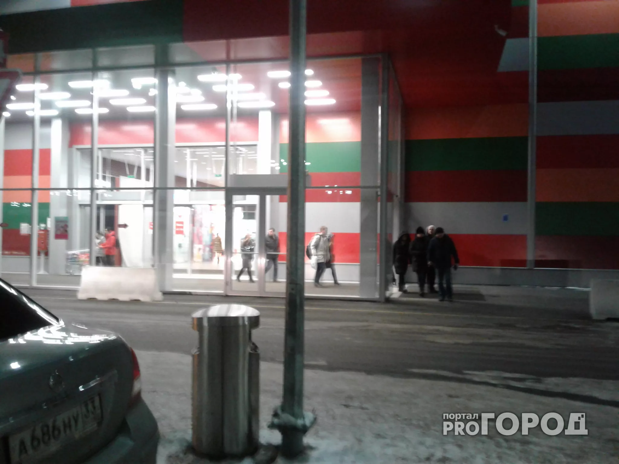 Фото к статье: Из "Ашана" экстренно эвакуировали посетителей