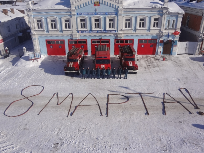 Владимирские сотрудники МЧС креативно поздравили женщин с 8 марта