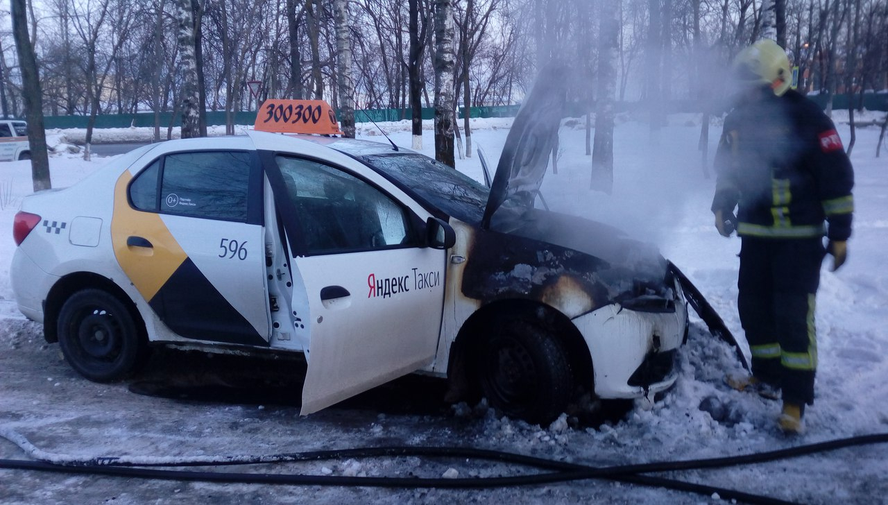 На Добросельской загорелось "Яндекс-такси"
