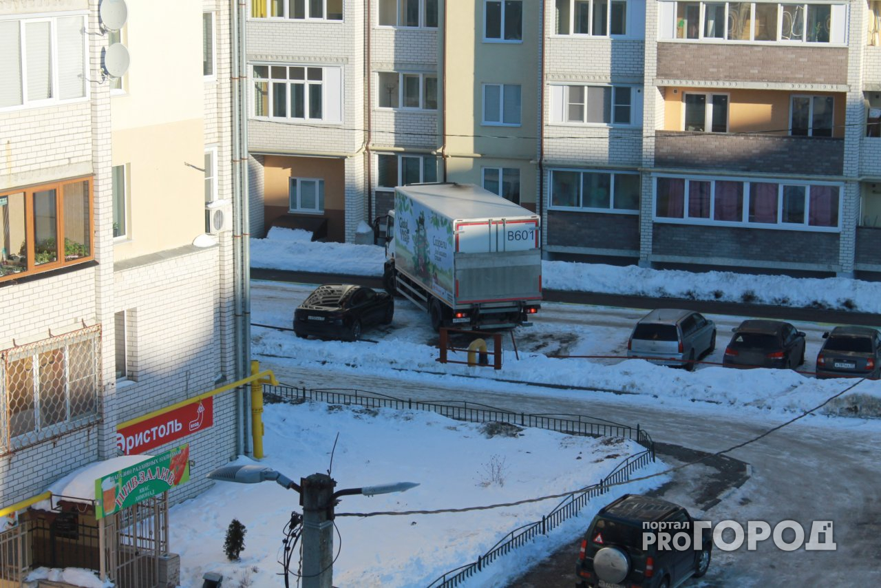 В Коммунаре водитель "Пятерочки" устроил ДТП во дворе и скрылся