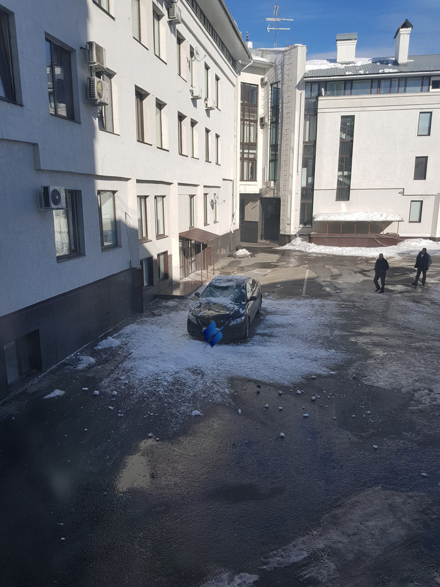 В центре Владимира ледяные глыбы падают на крыши автомобилей