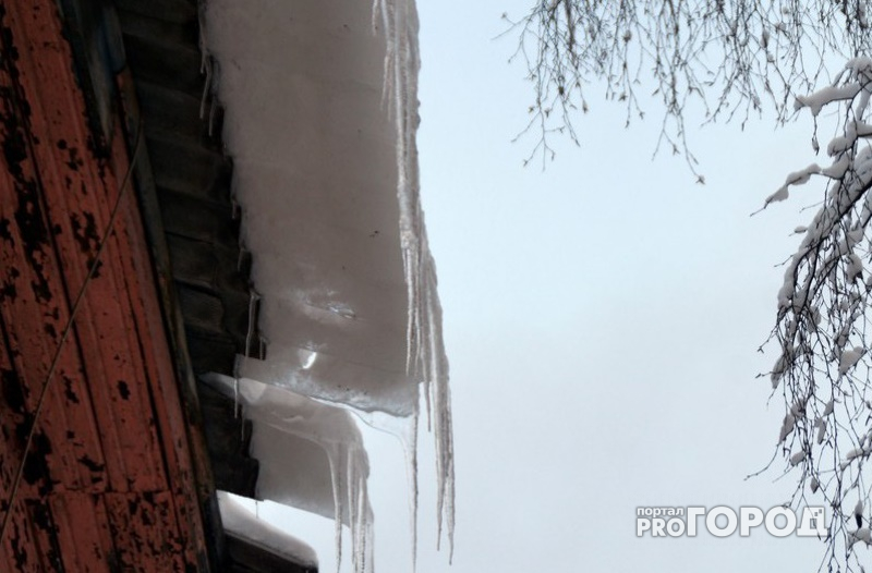 Молодую маму из Александрова госпитализировали после падения глыбы льда