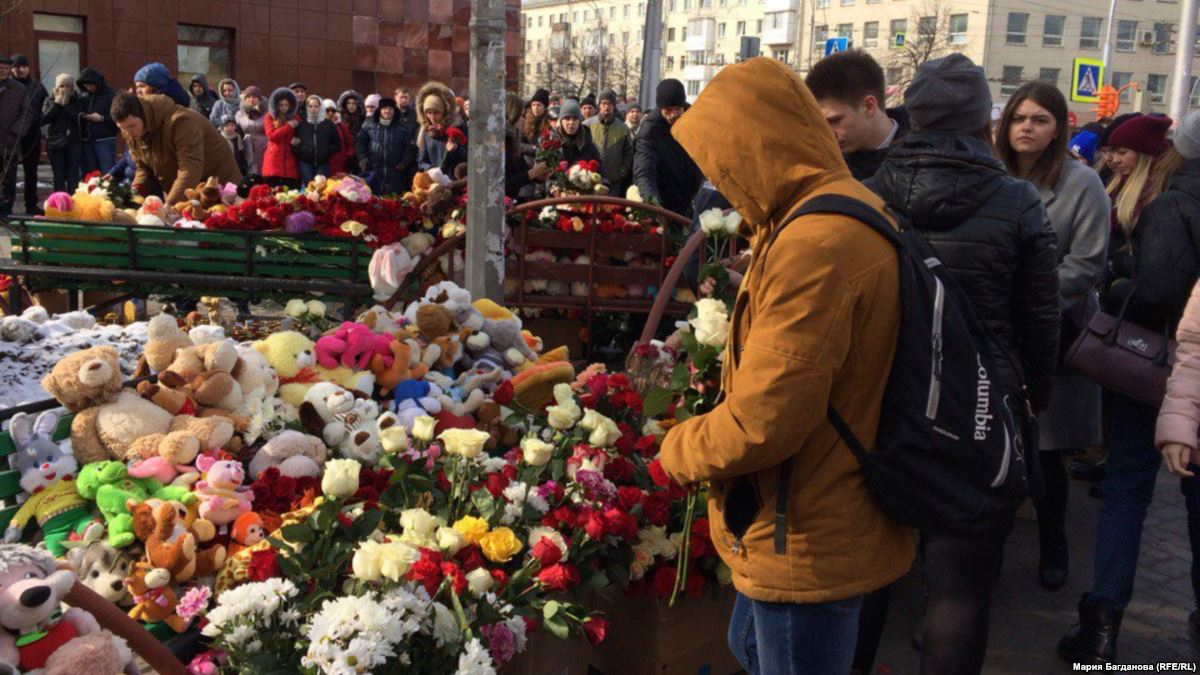 В 13.00 у памятника пожарному-спасателю состоится акция памяти жертв пожара в Кемерово