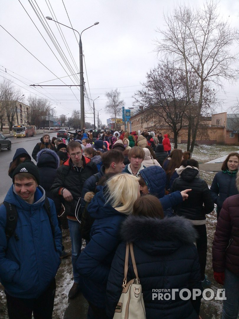 "Не бегите и не паникуйте": МЧС опубликовало правила при эвакуации из зданий