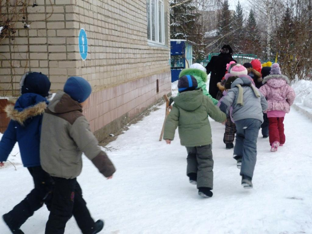 Горожанка: "Во время эвакуации в детском саду малышей вывели на улицу без штанов!"