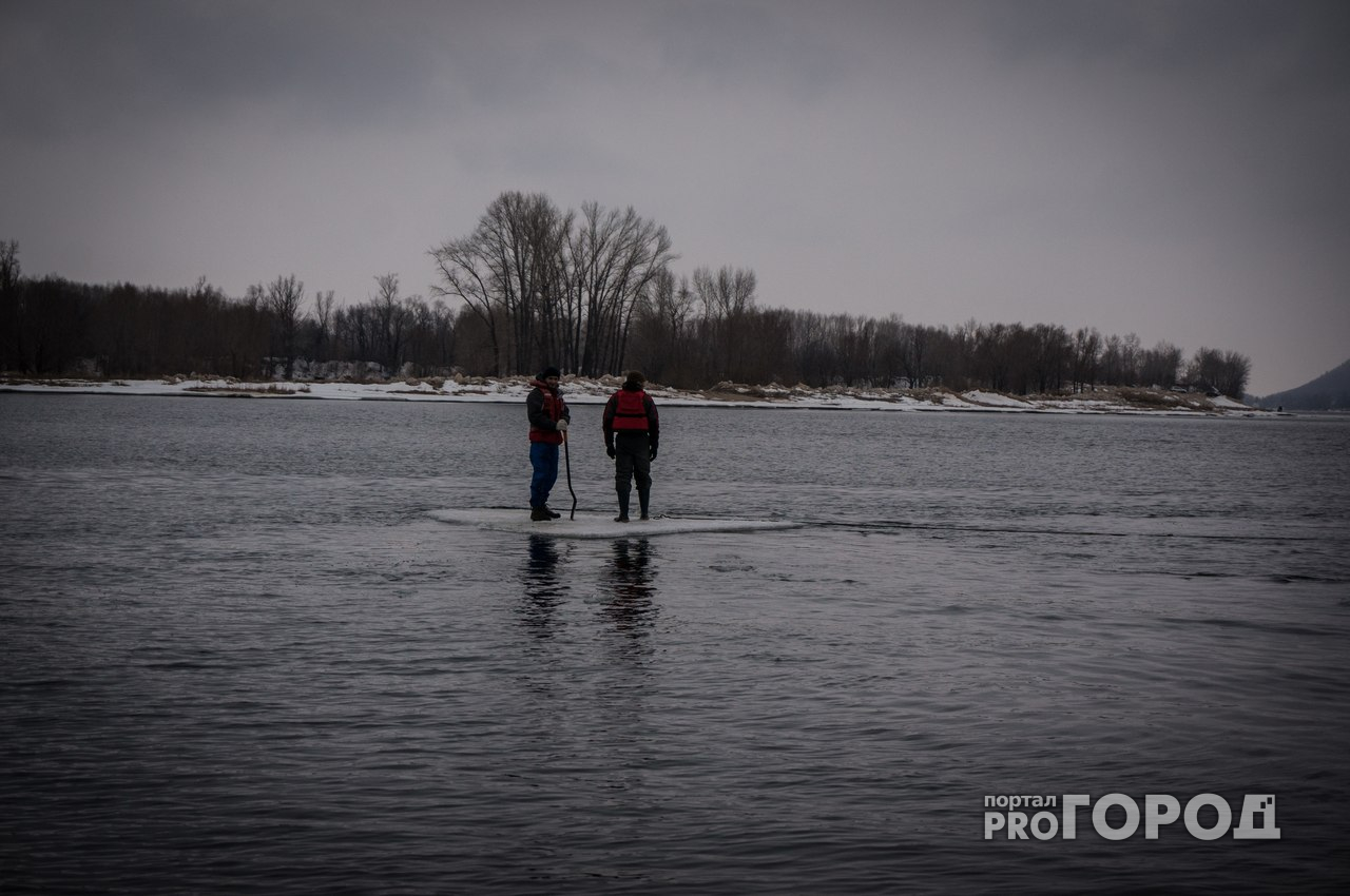 Четверо владимирских рыбаков уплыли на льдине в соседнюю область