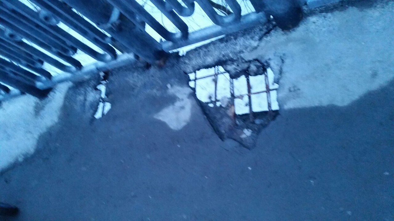Во Владимире тротуар на мосту у ДТЮ разваливается по кусочкам