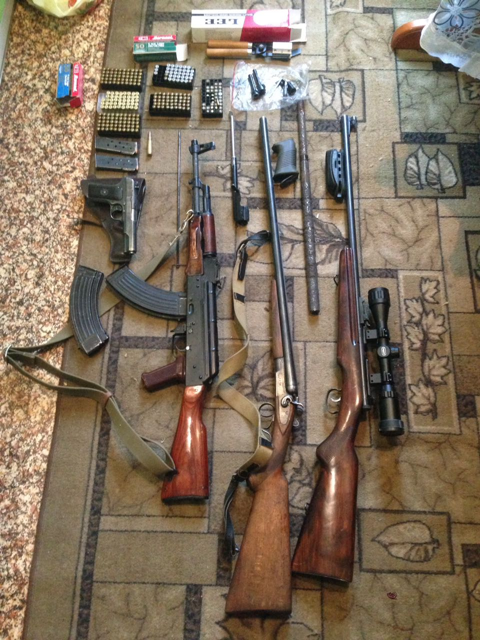 Склад боевого оружия нашли в гараже у жителя Лакинска