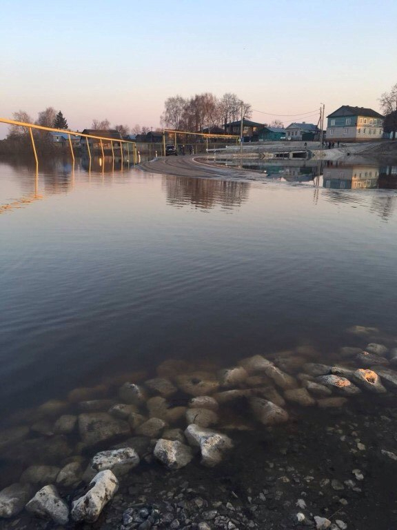 Во Владимирской области под водой скрылся мост