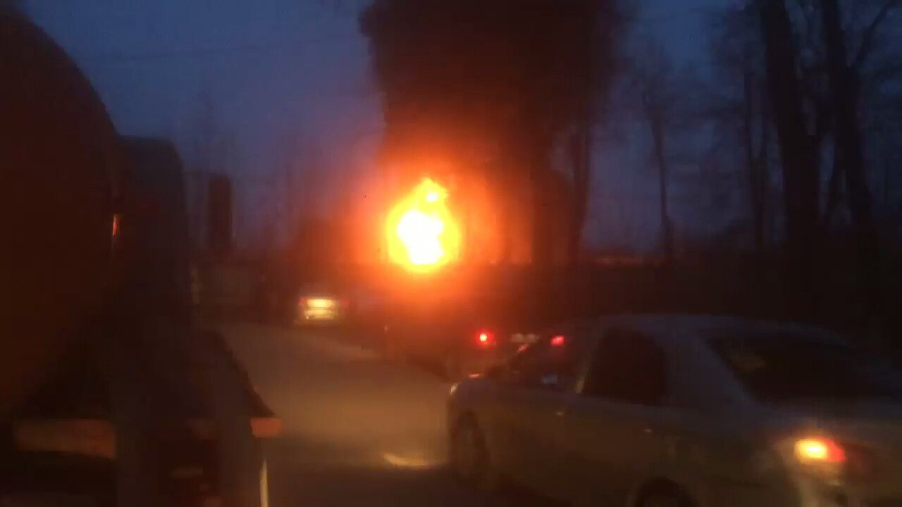 В Струнино крупный пожар уничтожил заводские склады (видео)