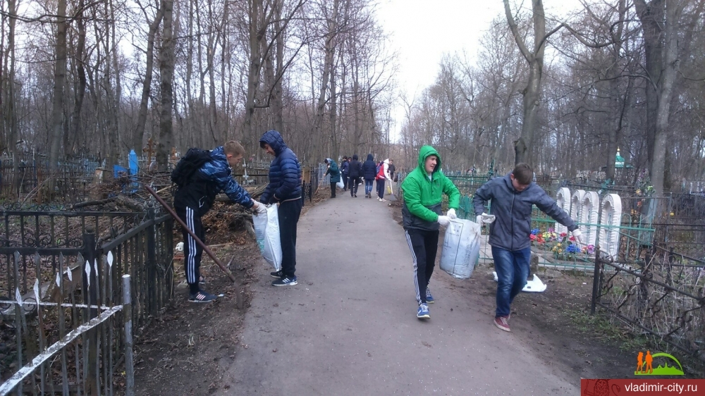 В преддверии Дня Победы молодежь вышла на городские кладбища