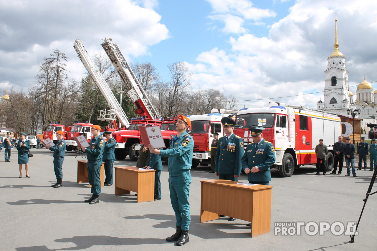 Владимирские пожарные приняли присягу (фоторепортаж)