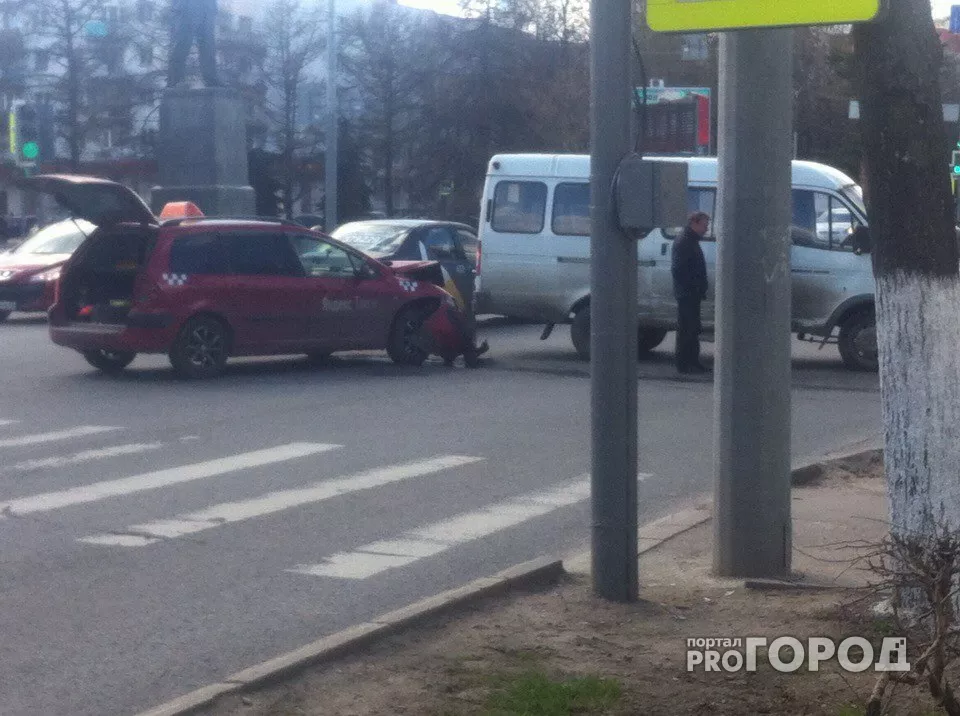 Фото к статье: Такси и "ГАЗель" не поделили дорогу на площади Ленина