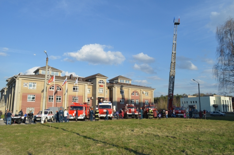 В Радужном организовали выставку пожарно-спасательной техники
