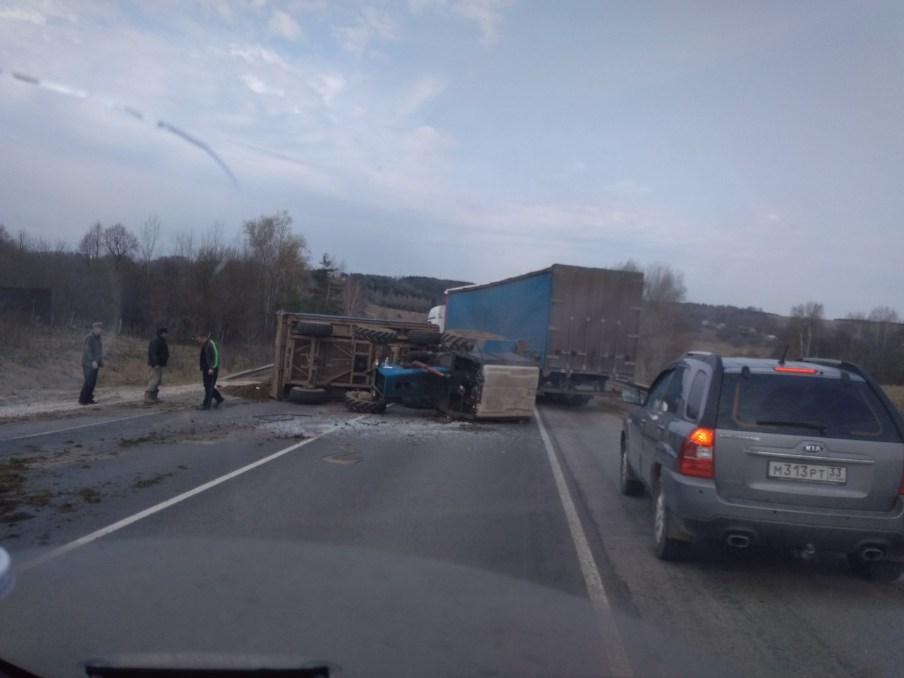 В Кольчугинском районе опрокинулся трактор с навозом