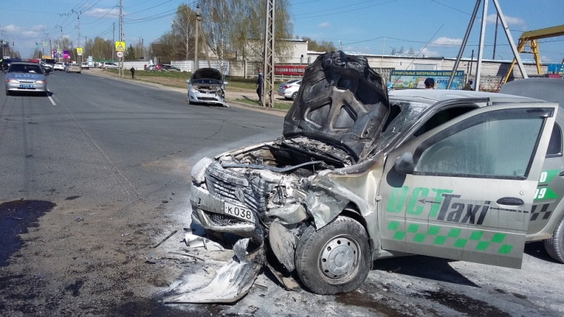 В Коврове на перекрестке вспыхнул автомобиль такси