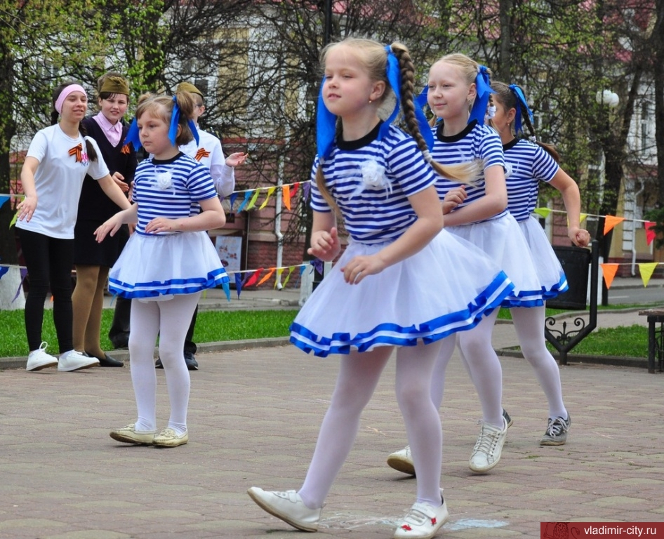 В Никитском сквере на праздничном концерте выступили дети (фото)