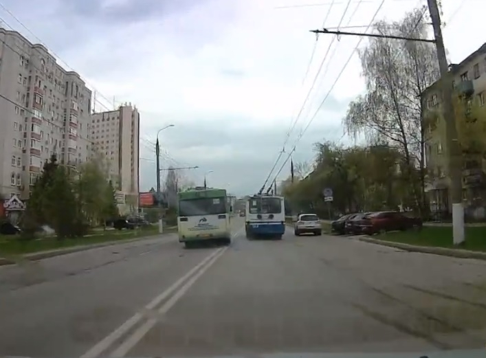 На Чайковского водитель автобуса выскочил на встречку, рискуя жизнями пассажиров